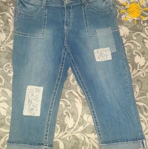 No boundaries capri jeans